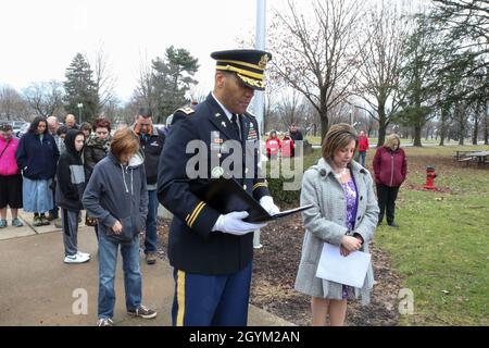 ANTHONY Harris, cappellano, 307th Medical Brigade, fornisce la preghiera di apertura durante una cerimonia di posa della corona in onore dell'ex presidente William McKinley, 25 gennaio 2020, a Canton, Ohio. Durante la cerimonia presso la biblioteca presidenziale e il museo McKinley, vengono collocate otto corone, ognuna delle quali celebra una parte separata della sua vita e del suo servizio. Le corone sono poste per conto dei re-enactors della Guerra civile, Masons di McKinley Lodge 431, Department of Ohio Army & Navy Union Ladies Auxiliary, Department of Ohio Army & Navy Union, City of Canton, state of Ohio, United States Congress e The Foto Stock