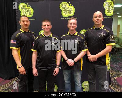 20° CBRNE comando sede centrale e sede centrale Comandante della Società, Capt. Ivan Cho, all'estrema sinistra, e il suo Esercito degli Stati Uniti eSports Warhammer 40,000 compagni di squadra, staff Sgt. Shane Watts, Capt. Red Powell e Master Sgt. Justin Pizzoferrato, prepararsi a competere al Las Vegas Open 25 gennaio 2020. Il Las Vegas Open ospita il più grande torneo di Warhammer 40,000 del mondo e tutti e quattro i compagni di squadra hanno concluso il torneo nella classifica dei primi 25% di tutti i giocatori. Foto Stock