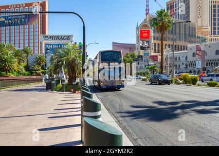Las Vegas, NV, USA – 8 giugno 2021: Un autobus a due piani della città di Las Vegas che viaggia verso sud sulla Las Vegas Strip a Las Vegas, Nevada. Foto Stock