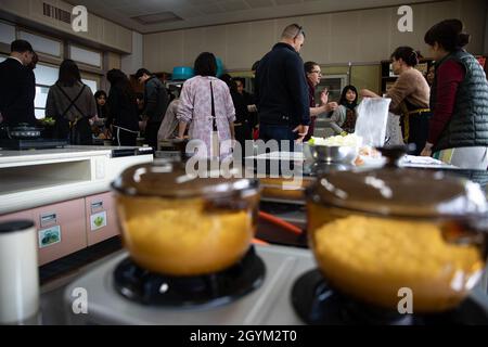 Marine Corps Air Station i residenti di Iwakuni partecipano ad una lezione di cucina durante uno scambio culturale di comunità con i bambini giapponesi locali alla Scuola elementare di Tsuzu, Iwakuni City, 25 gennaio 2020. Lo scambio ha incluso l'opportunità per i partecipanti di sperimentare la cultura giapponese attraverso giochi e una lezione di cucina. (STATI UNITI Foto del corpo marino di Lance CPL. Triton Lai) Foto Stock