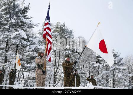 I marines degli Stati Uniti ed i soldati dalla forza di Self-Defense del suolo del Giappone (JGSDF) osservano come bandiere sono presentate durante una cerimonia di apertura per l'esercitazione del viper del nord sull'area di addestramento di Hokudaien, Hokkaido, Giappone, 26 gennaio 2020. Northern Viper è un esercizio di formazione regolarmente programmato che è progettato per migliorare l'interoperabilità dell'Alleanza degli Stati Uniti e del Giappone consentendo alle unità di fanteria di mantenere la loro letalità e competenza nella fanteria e nella tattica combinata delle armi. (STATI UNITI Corpo marino Foto di CPL. Cameron E. Parks) Foto Stock