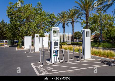 Brea, CA, USA – 1 agosto 2021: Stazione di ricarica Electrify America al centro commerciale Brea nella città di Orange County di Brea, California. Foto Stock