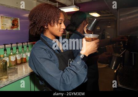 OCEANO ATLANTICO (Gen. 27, 2020) Seaman Deja Goss, di Detroit, Michigan, assegnato alla USS Gerald R. Ford's (CVN 78) reparto di fornitura, fa caffè per un cliente al Mac's Coffee shop a bordo della nave. Ford sta attualmente conducendo test di compatibilità degli aeromobili per testare ulteriormente i suoi sistemi di lancio degli aeromobili elettromagnetici (EMALS) e Advanced Arresting Gear (AAG). (STATI UNITI Foto Navy di Mass Communication Specialist 2a classe Indra Beaufort) Foto Stock