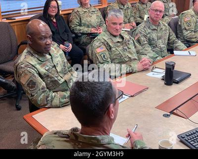 Air Force Briga. Gen. Ondra Berry, generale aggiunto, Guardia Nazioinale del Nevada, a sinistra, ascolta durante una visita di gruppo e di truppa da parte dell'Air Force Gen. Joseph Lengyel, capo, National Guard Bureau, Reno, Nevada, 27 gennaio 2020. Questa immagine è stata acquisita utilizzando un telefono cellulare. (STATI UNITI Foto della Guardia Nazionale di Sgt. Prima classe Jim Greenhill) Foto Stock