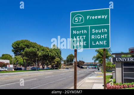 Fullerton, CA, USA – 1 agosto 2021: Vista sulla strada di Nutwood Avenue con un cartello per la superstrada 57 nella zona di Cal state Fullerton a Fullerton, Califo Foto Stock