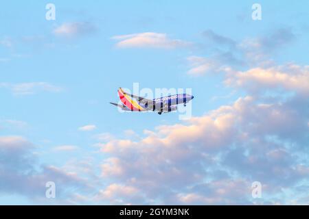 Santa Ana, CA, USA – 11 agosto 2021: Aereo Southwest Airlines che vola sul cielo di Santa Ana, California, per atterrare all'aeroporto John Wayne in Foto Stock