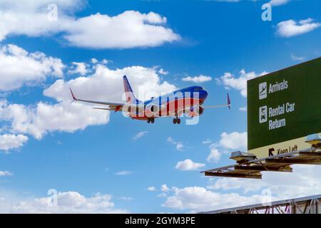 Santa Ana, CA, USA – 12 agosto 2021: Aereo Southwest Airlines in arrivo per un atterraggio all'aeroporto John Wayne nella contea di Orange, California. Foto Stock