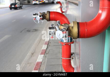 Tubi standard per idranti antincendio o collegamento con presa di fuoco in un edificio alto per l'alimentazione dell'acqua nell'impianto in caso di emergenza. Concetto di attrezzatura antincendio, Foto Stock