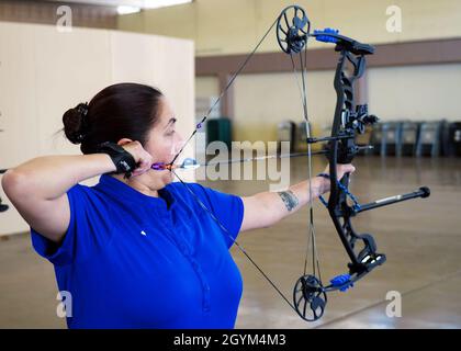 Un Airman assegnato al programma di Air Force Wired Warrior pratica il tiro con l'arco durante l'evento di cura del guerriero su base congiunta Pearl Harbor-Hickam, Hawaii, 27 gennaio 2020. Il programma Air Force Wired Warrior si occupa degli Airmen gravemente feriti, malati e feriti, sia in combattimento che non-combattimento. (STATI UNITI Air Force foto di Airman 1a classe Erin Baxter) Foto Stock