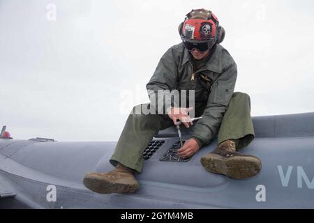 Lance CPL. Andrew Croft fissa una scatola della pula su un AV-8B Harrier II durante l'allenamento alle basse temperature alla base aerea navale di Fallon, Nevada, 24 gennaio 2020. Marine Attack Squadron 231 partecipa all'addestramento alle basse temperature per preparare meglio l'unità ai climi più freddi mantenendo al contempo l'efficienza di combattimento. Croft è un tecnico di ordigni per aviazione con VMA-231. (STATI UNITI Foto del corpo marino di Lance CPL. Pareti di Steven) Foto Stock