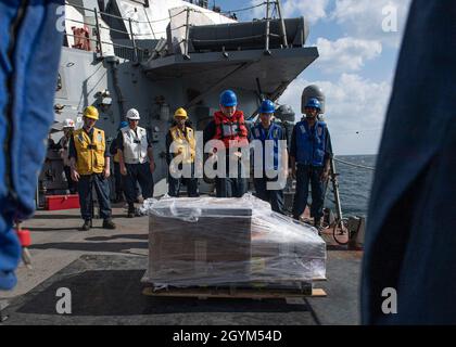 GOLFO ARABO (Gen. 27, 2020) - lo specialista di logistica Seaman Marc Fiesta spinge un pallet in posizione per il trasporto sul riassortimento della flotta USNS Walter S. Diehl (T-AO-193) durante un'evoluzione del rifornimento in mare a bordo del cacciatorpediniere missilistico guidato USS Carney (DDG 64), 27 gennaio 2020. Carney è schierata nella 5th Fleet area degli Stati Uniti di operazioni a sostegno delle operazioni navali per garantire la stabilità e la sicurezza marittima nella regione centrale, collegando il Mediterraneo e Pacifico attraverso l'Oceano Indiano occidentale e tre punti di arresto strategici. (STATI UNITI Foto Navy di Mass Communication Specia Foto Stock