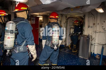 OCEANO PACIFICO (Gen. 27, 2020) i marinai assegnati al portaerei USS Nimitz (CVN 68) si preparano a combattere un fuoco simulato durante una perforazione generale di quarti nei ponti di poppa. Nimitz sta attualmente eseguendo operazioni di routine. (STATI UNITI Foto della Marina di Kelsey Culbertson, specialista della comunicazione di massa) Foto Stock