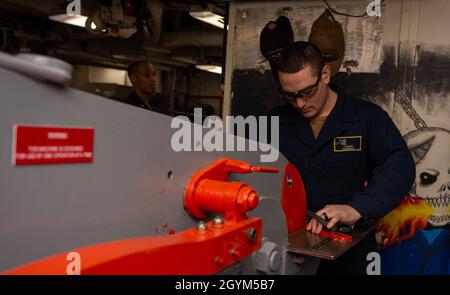 OCEANO PACIFICO (Gen. 27, 2020) Hull Technician III Classe Isaac Burgess, di Vacaville, California, resiste il metallo nel laboratorio di saldatura a bordo della USS Nimitz (CVN 68). Nimitz sta attualmente eseguendo operazioni di routine. (STATI UNITI Foto Navy di Kelsey Culbertson/RILASCIATO specialista della comunicazione di massa) Foto Stock