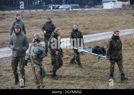 I soldati assegnati all'unità olandese Koninklijke Landmacht lavorarono con i soldati assegnati alla terza Brigata aerea del Calvario, terza Divisione di fanteria durante un addestramento di evacuazione medica, presso l'area di addestramento di Hohenfels, Germania, il 28 gennaio 2020. Questa formazione sull'interoperabilità fa parte della soluzione combinata XIII. Combined Resolve XIII è una sede del Dipartimento dell'Esercito diretto multinazionale Unified Land Operation Exercise con la Brigata della forza allineata a livello regionale degli Stati Uniti a sostegno degli obiettivi del comando europeo (EUCOM). Lo scopo dell'esercitazione è preparare la seconda squadra di combattimento della brigata blindata, la prima Calva Foto Stock