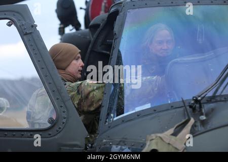 I soldati assegnati all'unità olandese Koninklijke Landmacht lavorarono con i soldati assegnati alla terza Brigata aerea del Calvario, terza Divisione di fanteria durante un addestramento di evacuazione medica, presso l'area di addestramento di Hohenfels, Germania, il 28 gennaio 2020. Questa formazione sull'interoperabilità fa parte della soluzione combinata XIII. Combined Resolve XIII è una sede del Dipartimento dell'Esercito diretto multinazionale Unified Land Operation Exercise con la Brigata della forza allineata a livello regionale degli Stati Uniti a sostegno degli obiettivi del comando europeo (EUCOM). Lo scopo dell'esercitazione è preparare la seconda squadra di combattimento della brigata blindata, la prima Calva Foto Stock