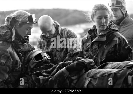 I soldati assegnati all'unità olandese Koninklijke Landmacht lavorarono con i soldati assegnati alla terza Brigata aerea del Calvario, terza Divisione di fanteria durante un addestramento di evacuazione medica, presso l'area di addestramento di Hohenfels, Germania, il 28 gennaio 2020. Questa formazione sull'interoperabilità fa parte della soluzione combinata XIII. Combined Resolve XIII è una sede del Dipartimento dell'Esercito diretto multinazionale Unified Land Operation Exercise con la Brigata della forza allineata a livello regionale degli Stati Uniti a sostegno degli obiettivi del comando europeo (EUCOM). Lo scopo dell'esercitazione è preparare la seconda squadra di combattimento della brigata blindata, la prima Calva Foto Stock