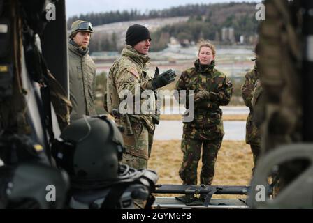 I soldati assegnati all'unità olandese Koninklijke Landmacht lavorarono con i soldati assegnati alla terza Brigata aerea del Calvario, terza Divisione di fanteria durante un addestramento di evacuazione medica, presso l'area di addestramento di Hohenfels, Germania, il 28 gennaio 2020. Questa formazione sull'interoperabilità fa parte della soluzione combinata XIII. Combined Resolve XIII è una sede del Dipartimento dell'Esercito diretto multinazionale Unified Land Operation Exercise con la Brigata della forza allineata a livello regionale degli Stati Uniti a sostegno degli obiettivi del comando europeo (EUCOM). Lo scopo dell'esercitazione è preparare la seconda squadra di combattimento della brigata blindata, la prima Calva Foto Stock