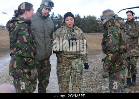 I soldati assegnati all'unità olandese Koninklijke Landmacht lavorarono con i soldati assegnati alla terza Brigata aerea del Calvario, terza Divisione di fanteria durante un addestramento di evacuazione medica, presso l'area di addestramento di Hohenfels, Germania, il 28 gennaio 2020. Questa formazione sull'interoperabilità fa parte della soluzione combinata XIII. Combined Resolve XIII è una sede del Dipartimento dell'Esercito diretto multinazionale Unified Land Operation Exercise con la Brigata della forza allineata a livello regionale degli Stati Uniti a sostegno degli obiettivi del comando europeo (EUCOM). Lo scopo dell'esercitazione è preparare la seconda squadra di combattimento della brigata blindata, la prima Calva Foto Stock