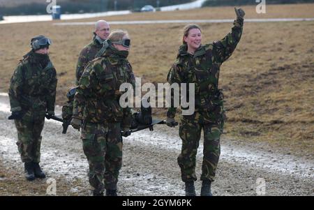 I soldati assegnati all'unità olandese Koninklijke Landmacht lavorarono con i soldati assegnati alla terza Brigata aerea del Calvario, terza Divisione di fanteria durante un addestramento di evacuazione medica, presso l'area di addestramento di Hohenfels, Germania, il 28 gennaio 2020. Questa formazione sull'interoperabilità fa parte della soluzione combinata XIII. Combined Resolve XIII è una sede del Dipartimento dell'Esercito diretto multinazionale Unified Land Operation Exercise con la Brigata della forza allineata a livello regionale degli Stati Uniti a sostegno degli obiettivi del comando europeo (EUCOM). Lo scopo dell'esercitazione è preparare la seconda squadra di combattimento della brigata blindata, la prima Calva Foto Stock