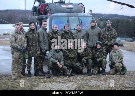 I soldati assegnati all'unità olandese Koninklijke Landmacht lavorarono con i soldati assegnati alla terza Brigata aerea del Calvario, terza Divisione di fanteria durante un addestramento di evacuazione medica, presso l'area di addestramento di Hohenfels, Germania, il 28 gennaio 2020. Questa formazione sull'interoperabilità fa parte della soluzione combinata XIII. Combined Resolve XIII è una sede del Dipartimento dell'Esercito diretto multinazionale Unified Land Operation Exercise con la Brigata della forza allineata a livello regionale degli Stati Uniti a sostegno degli obiettivi del comando europeo (EUCOM). Lo scopo dell'esercitazione è preparare la seconda squadra di combattimento della brigata blindata, la prima Calva Foto Stock