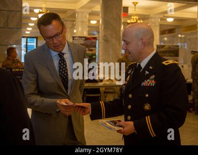 Joel Grant, Capo di Stato maggiore, 807th MC(DS), parla con Peter Jenks, Direttore Distrettuale, Ufficio del Congressman Rob Bishop, della missione del comando di sostenere le operazioni umanitarie e militari all'evento 'Met the Military' presso lo state Capitol Building Rotunda, Utah, 28 gennaio 2020. (STATI UNITI Foto della riserva dell'esercito da SPC. Ronald D. Bell) Foto Stock