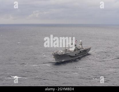 200129-N-CK669-0018 MARE DELLE FILIPPINE (GEN. 29, 2020) - USS 7th flotta ammiraglia USS Blue Ridge (LCC 19) vola il cerimoniale ensign mentre naviga nel Mare delle Filippine durante le normali operazioni. Blue Ridge opera con l'America Expeditionary Strike Group, 31st Marine Expeditionary Unit nell'area operativa della 7th Fleet negli Stati Uniti per migliorare l'interoperabilità con alleati e partner e fungere da forza di risposta pronta per difendere la pace e la stabilità nella regione indo-pacifica. (STATI UNITI Navy Photo by Mass Communication Specialist 1st classe Chris Krucke) Foto Stock