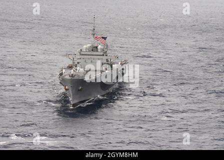 200129-N-CK669-0019 MARE DELLE FILIPPINE (GEN. 29, 2020) - USS 7th flotta ammiraglia USS Blue Ridge (LCC 19) vola il cerimoniale ensign mentre naviga nel Mare delle Filippine durante le normali operazioni. Blue Ridge opera con l'America Expeditionary Strike Group, 31st Marine Expeditionary Unit nell'area operativa della 7th Fleet negli Stati Uniti per migliorare l'interoperabilità con alleati e partner e fungere da forza di risposta pronta per difendere la pace e la stabilità nella regione indo-pacifica. (STATI UNITI Navy Photo by Mass Communication Specialist 1st classe Chris Krucke) Foto Stock