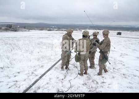 I soldati del Battaglione di artiglieria da campo 1-147th assemblano un'antenna di comunicazioni militari a lungo raggio durante l'operazione Atlantic Resolve a Grafenwohr, Germania, 29 gennaio 2020. La disponibilità delle truppe degli Stati Uniti e dei paesi partecipanti aiuterà a scoraggiare l'aggressione da potenziali avversari. Foto Stock