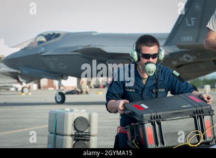 Senior Airman Ethan Verlinde, 56o capo equipaggio di manutenzione di aeromobili Squadron, stoccherà gli attrezzi via come un F-35A Lightning II taxi lungo la linea di volo 29 gennaio 2020, a Joint base Pearl Harbor-Hickam, Hawaii. Il velivolo Lightning II, assegnato alla base dell'aeronautica di Luke, Ariz., si è trasferito temporaneamente alle Hawaii per unire altri squadroni volanti in Raptor Pacifico di esercitazione. L’esercizio è tenuto per integrare gli aerei di quinta generazione più avanzati al mondo, praticando scenari di combattimento insieme agli aerei “aggressori” designati (U.S.A. Air Force foto di Senior Airman John Linzmeier) Foto Stock