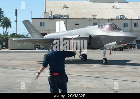 Senior Airman Ethan Verlinde, 56o capo equipaggio di manutenzione di aeromobili Squadron, marshalls un F-35A Lightning II taxi lungo la linea di volo 29 gennaio 2020, a Joint base Pearl Harbor-Hickam, Hawaii. Il velivolo Lightning II, assegnato alla base dell'aeronautica di Luke, Ariz., si è trasferito temporaneamente alle Hawaii per unire altri squadroni volanti in Raptor Pacifico di esercitazione. Il modello F-35A è dotato di una tecnologia all'avanguardia che offre agli aviatori una consapevolezza situazionale insuperabile, identificazioni positive dei target e un attacco di precisione in tutte le condizioni meteorologiche. (STATI UNITI Air Force foto di Senior Airman John Linzmeier) Foto Stock