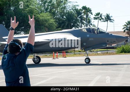 Senior Airman Ethan Verlinde, 56o capo equipaggio di manutenzione di aeromobili Squadron, marshalls un F-35A Lightning II taxi lungo la linea di volo 29 gennaio 2020, a Joint base Pearl Harbor-Hickam, Hawaii. Il velivolo Lightning II, assegnato alla base dell'aeronautica di Luke, Ariz., si è trasferito temporaneamente alle Hawaii per unire altri squadroni volanti in Raptor Pacifico di esercitazione. Ogni missione di addestramento di Pacific Raptor è svolta da un team di forze totali di Airmen provenienti dai componenti della Air Force Active, Reserve e Air National Guard (U.S. Air Force foto di Senior Airman John Linzmeier) Foto Stock