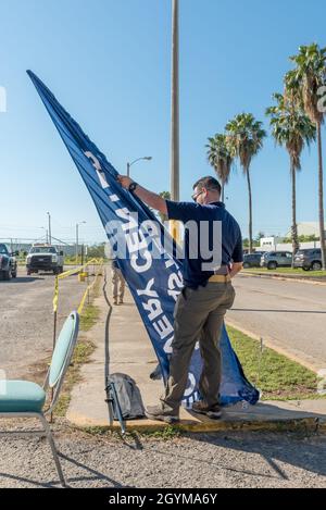 Guayanilla, PR, 29 gennaio 2020 -- come il centro di disaster recovery FEMA si prepara ad aprire per assistere i sopravvissuti al terremoto, le bandiere sono sollevate per guidare i clienti al sito. Foto di Liz Roll/FEMA Foto Stock