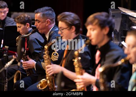 Il Senior Chief Musician Luis Hernandez di Miami, Fl., capo unità del gruppo musicale statunitense della Marina Band Commodores jazz ensemble si esibisce con gli studenti della Hammond High School seguendo una clinica didattica di jazz progettata per ispirare le future generazioni di musicisti e leader attraverso la professionalità della U.S. Navy Band. Foto Stock