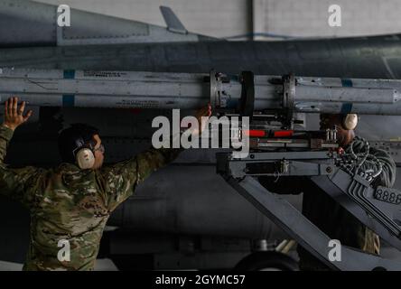 Da sinistra, U.S. Air Force Airman 1st Class Giovanni Garcia, 20th Aircraft Maintenance Squadron (AMXS), 77th Aircraft Maintenance Unit (AMU) caricare il membro del team di equipaggio, e staff Sgt. Martin Boykin, 20th AMXS, 77th AMU carico equipaggio team leader, si prepara a caricare un AIM-9X Sidewinder durante una gara di Load Crew of the Year alla Shaw Air Force base, South Carolina, 31 gennaio 2020. L'equipaggio di tre persone era composto da: Un solo uomo, che funge da capo della squadra e revisore dell'ordine tecnico, un due, che funge da esperto di velivoli, e un tre, che aziona il caricatore della bomba e assiste con l'aggiunta Foto Stock