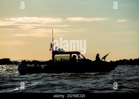 Una Guardia Costiera Stazione Charleston 29 piedi Risposta Barca - piccolo equipaggio procede verso la Stazione Charleston dopo aver completato una nave da crociera scorta 30 gennaio 2020, a Charleston, Carolina del Sud. Stazione della Guardia Costiera i membri dell'equipaggio di Charleston conducono spesso scorts di navi da crociera come parte della missione di sicurezza del porto e delle vie navigabili della Guardia Costiera che protegge le risorse marine e il commercio marittimo. (STATI UNITI Foto della Guardia Costiera di Petty ufficiale 2a classe Ryan Dickinson) Foto Stock