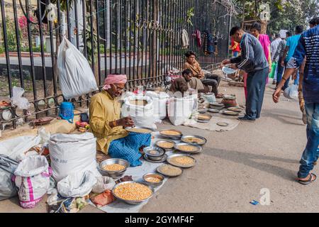 DELHI, INDIA - Gennaio 24, 2017: Venditori di cereali vari su una strada a Delhi. Foto Stock