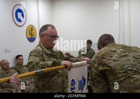 Il col. Martin Danks, a sinistra, e il Maestro Sgt. William Wall, 618th Quartermaster distaccamento, dispiega i colori della loro unità durante il 320 / 618th Quartermaster distacco cerimonia di autorità a Camp Arifjan, Kuwait, 2 febbraio 2020. (STATI UNITI Foto della riserva dell'esercito da SPC. Dakota Vanidestine) Foto Stock