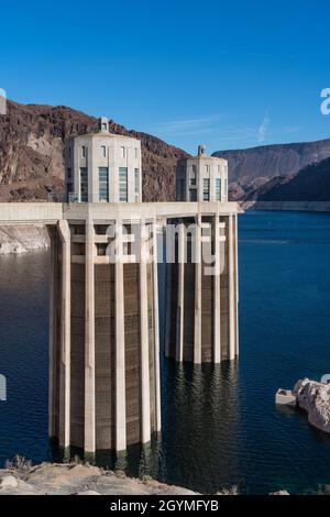 Le torri di presa d'acqua della diga di Hoover al lago Mead, visto dal lato dell'Arizona. Foto Stock