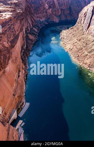 Imbarcazioni da lavoro gonfiabili ormeggiate presso lo scarico sotto la diga di Glen Canyon sul fiume Colorado. Foto Stock