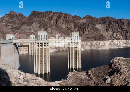 Le torri di presa d'acqua e la parte posteriore della diga di Hoover al lago Mead, visto dal lato dell'Arizona. Foto Stock