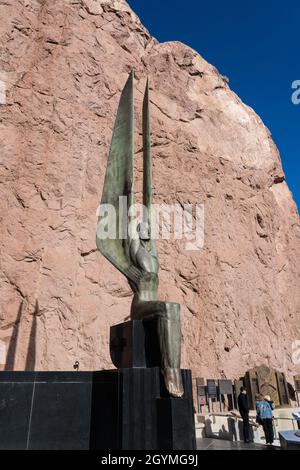 Una grande statua di bronzo in stile Art Deco chiamata le figure alate della Repubblica nella piazza commemorativa della diga di Hoover. Foto Stock