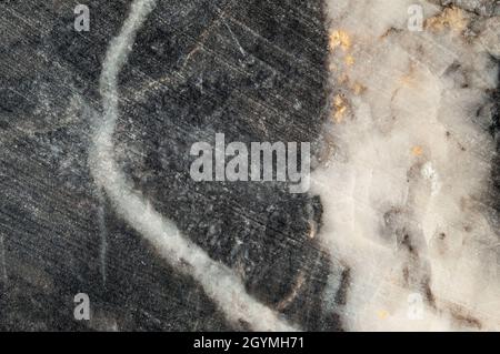 Pietra di marmo nero ruvida. Sfondo astratto. Foto Stock