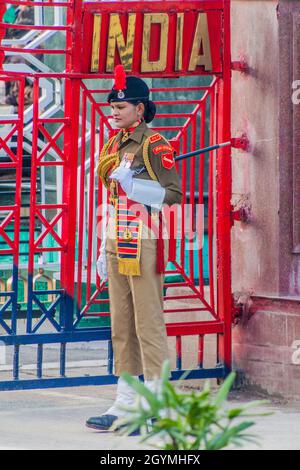 WAGAH, INDIA - 26 GENNAIO 2017: Guardia di confine alla cerimonia militare al confine India-Pakistan a Wagah a Punjab, India. Foto Stock