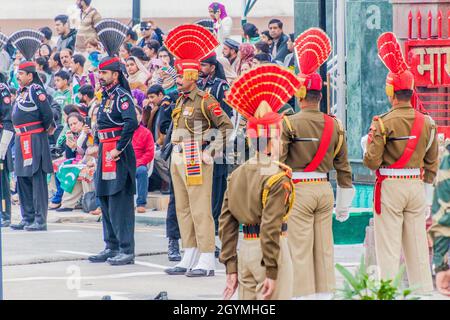 WAGAH, INDIA - 26 GENNAIO 2017: Guardie di confine alla cerimonia militare al confine India-Pakistan a Wagah in Punjab, India. Foto Stock