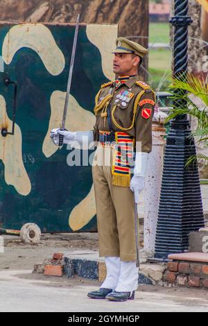 WAGAH, INDIA - 26 GENNAIO 2017: Membro della forza di sicurezza di confine alla cerimonia militare al confine India-Pakistan a Wagah in Punjab, India. Foto Stock