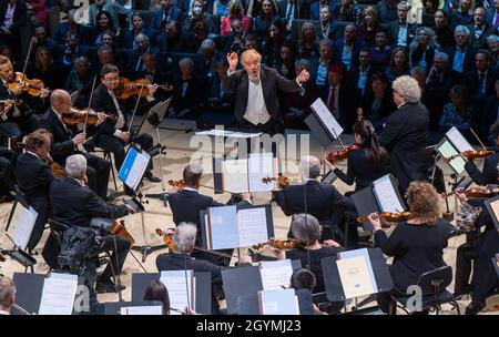 Monaco di Baviera, Germania. 08 ottobre 2021. L'Orchestra Filarmonica di Monaco, sotto la guida del direttore Valery Gergiev, si esibirà all'apertura della Sala Filarmonica di Isar. L'edificio serve come luogo intermedio per la rinomata orchestra durante la ristrutturazione pluriennale del centro culturale di Gasteig. Credit: Peter Kneffel/dpa/Alamy Live News Foto Stock