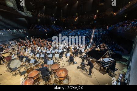 Monaco di Baviera, Germania. 08 ottobre 2021. L'Orchestra Filarmonica di Monaco, sotto la guida del direttore Valery Gergiev, si esibirà all'apertura della Sala Filarmonica di Isar. L'edificio serve come luogo intermedio per la rinomata orchestra durante la ristrutturazione pluriennale del centro culturale di Gasteig. Credit: Peter Kneffel/dpa/Alamy Live News Foto Stock