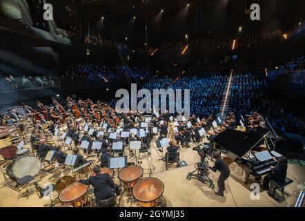 Monaco di Baviera, Germania. 08 ottobre 2021. L'Orchestra Filarmonica di Monaco, sotto la guida del direttore Valery Gergiev, si esibirà all'apertura della Sala Filarmonica di Isar. L'edificio serve come luogo intermedio per la rinomata orchestra durante la ristrutturazione pluriennale del centro culturale di Gasteig. Credit: Peter Kneffel/dpa/Alamy Live News Foto Stock