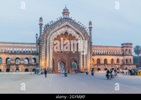 LUCKNOW, INDIA - 3 FEBBRAIO 2017: Porta di Rumi Darwaza a Lucknow, stato dell'Uttar Pradesh, India Foto Stock