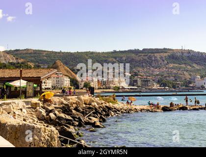 Balchik, Bulgaria, 16 agosto 2021: Paesaggio estivo sulla scogliera del Mar Nero, sulla spiaggia di Balchik, Bulgaria, con persone che camminano e prendono il sole Foto Stock